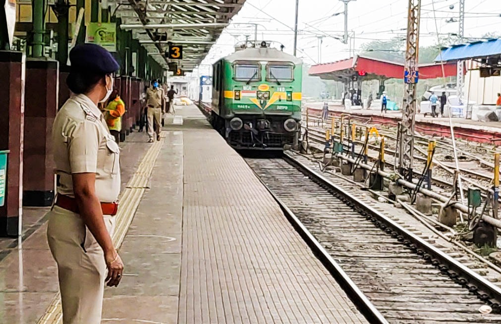 DRM_ASN's tweet image. 4th Jeevan Rekha Express, Oxygen Container Special Train started its journey from Asansol. Oxygen Tanks were loaded from CTDI/Durgapur to provide Liquid Medical Oxygen for patients in Delhi. Shri Sumit Sarkar, DRM congratulated his Team for ensuring quick service in all fields.