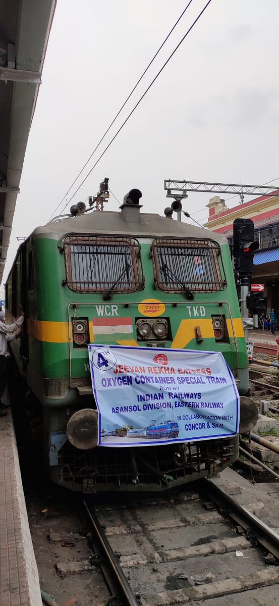 DRM_ASN's tweet image. 4th Jeevan Rekha Express, Oxygen Container Special Train started its journey from Asansol. Oxygen Tanks were loaded from CTDI/Durgapur to provide Liquid Medical Oxygen for patients in Delhi. Shri Sumit Sarkar, DRM congratulated his Team for ensuring quick service in all fields.