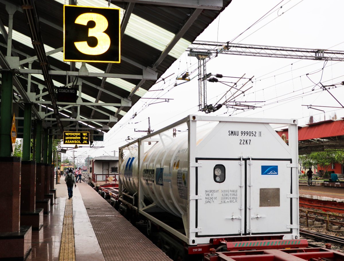 DRM_ASN's tweet image. 4th Jeevan Rekha Express, Oxygen Container Special Train started its journey from Asansol. Oxygen Tanks were loaded from CTDI/Durgapur to provide Liquid Medical Oxygen for patients in Delhi. Shri Sumit Sarkar, DRM congratulated his Team for ensuring quick service in all fields.