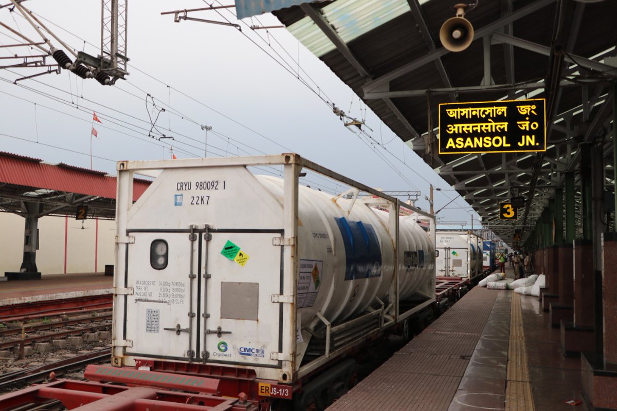 DRM_ASN's tweet image. 4th Jeevan Rekha Express, Oxygen Container Special Train started its journey from Asansol. Oxygen Tanks were loaded from CTDI/Durgapur to provide Liquid Medical Oxygen for patients in Delhi. Shri Sumit Sarkar, DRM congratulated his Team for ensuring quick service in all fields.