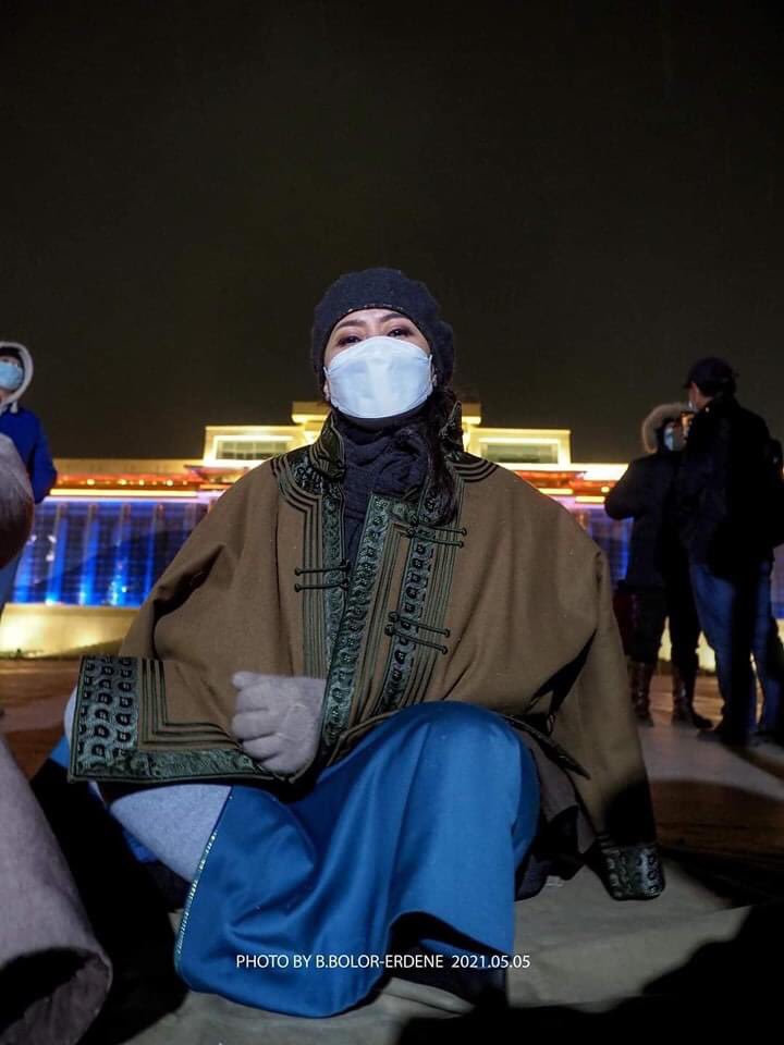 УИХ-ын гишүүн А.Адъяасүрэн чинь хрн бусад эмэгтэй гишүүдээ бодвол тэмцэж чаддаг буян юмаа😎💪🏻
Таалагджийн бас бахархаж бн хэр баргийн эмэгтэй хүн бүр гишүүн эмэгтэй хүн ингэж хоноод тэмцээд өлсөөд сууж чадахгүйшд👏🏻👏🏻