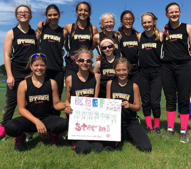 dueckmomma's tweet photo. @CoachKoltes KEEP THE RUNS COMING 😂. Missing a few of these sweet faces on field! So many great girls and families over the years. Time flies when you’re having fun!❤️😭🍁 https://t.co/ci5LQ4UjWz