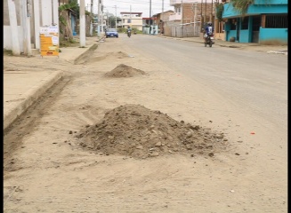 César Macías, morador de la ciudadela Vicente Vélez realiza un pedido de arreglo en su sector, ya que las lluvias generan lodazales que bajan desde lo alto y reposa lamentablemente sobre la calle principal.
Esto y más en #Capital_Noticias solo por #capitaltelevisiónenvivo