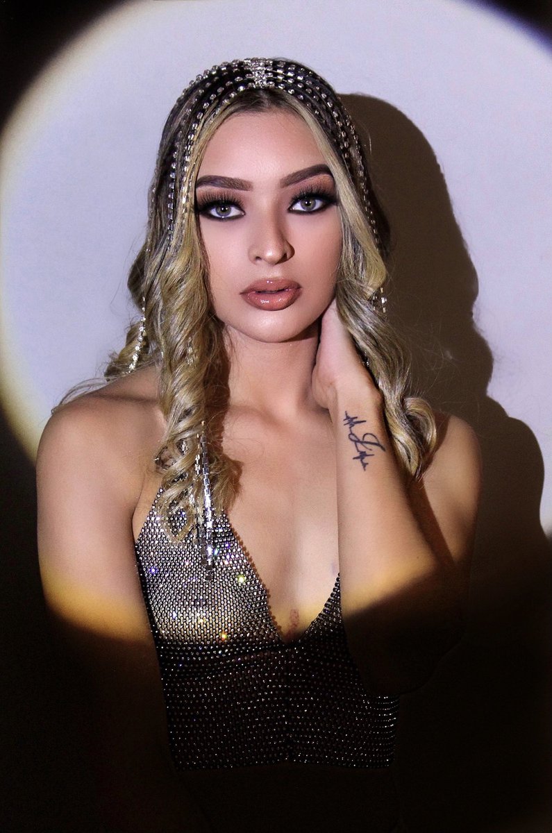 AdrianaTejedaa's tweet photo. Spotlight shoots 🤩 https://t.co/xxCMPj7oee