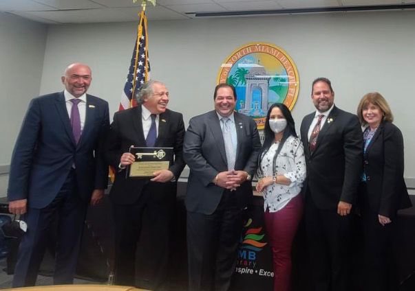 Honrado de recibir las llaves de la ciudad de North Miami Beach de manos de su alcalde, Anthony DeFillipo <a href="/tonydefillipo/">Mayor Anthony DeFillipo</a>