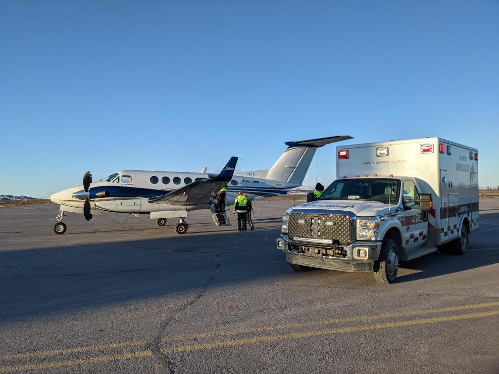 It’s #WingWednesday! Inuvik Ground Ambulance Team with one of our Yellowknife Based Critical Care Flight teams doing an early morning Ramp Transfer. #InuvikEMS called it "Caring Hands when the Sun Rises”
#TogetherForAHealthyNorth #ACCESSAirAmbulance #TeamworkMakesTheDreamwork