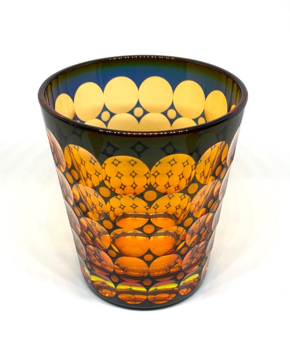 撮影ボックス(やすい)で大好きなコップを撮ったらそれなりにそれっぽい雰囲気になった。楽しいねこれ。 