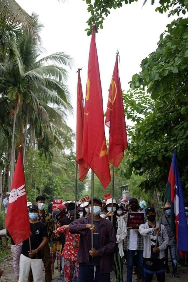 EiPont22's tweet photo. Kale continues daily protest against Coup Regime. Undeterred by the violence committed by junta forces, a column of anti-regime protesters marched in Kale, Sagaing Region on May 6. 

#WhatsHappeningInMyanmar
#May6Coup https://t.co/Cq4Mtu6olD