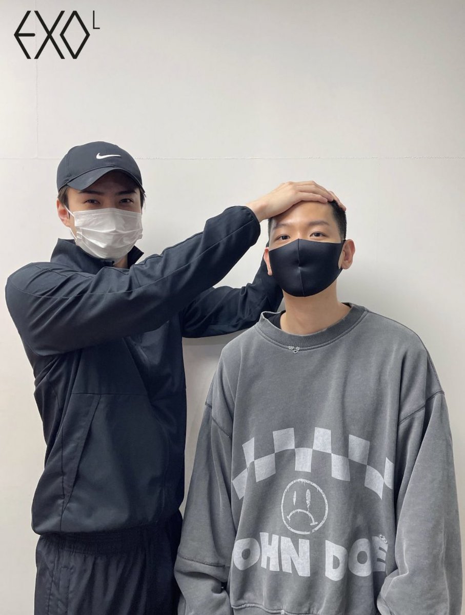 Xoloveby_'s tweet photo. Tradisi pegang kpala botak!!!
Tinggal 2 mmber lagi!!
#weareoneEXO  #30SexyBaekhyunDay https://t.co/Q9HfNQf4A9