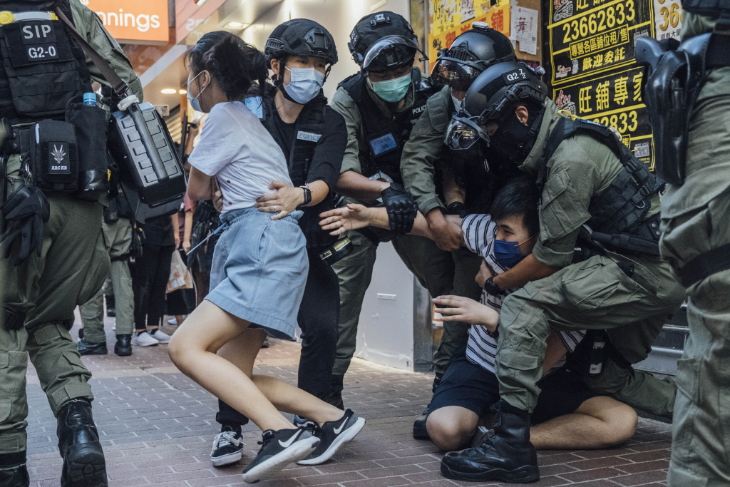 The People’s Choice Award received 21,723 votes, with the public choosing their favorite from a selection of outstanding images. The winner, “Little Brother and Little Sister” by Fung Hoi Kin of Ming Pao, showed two underage siblings being detained by riot police during a protest