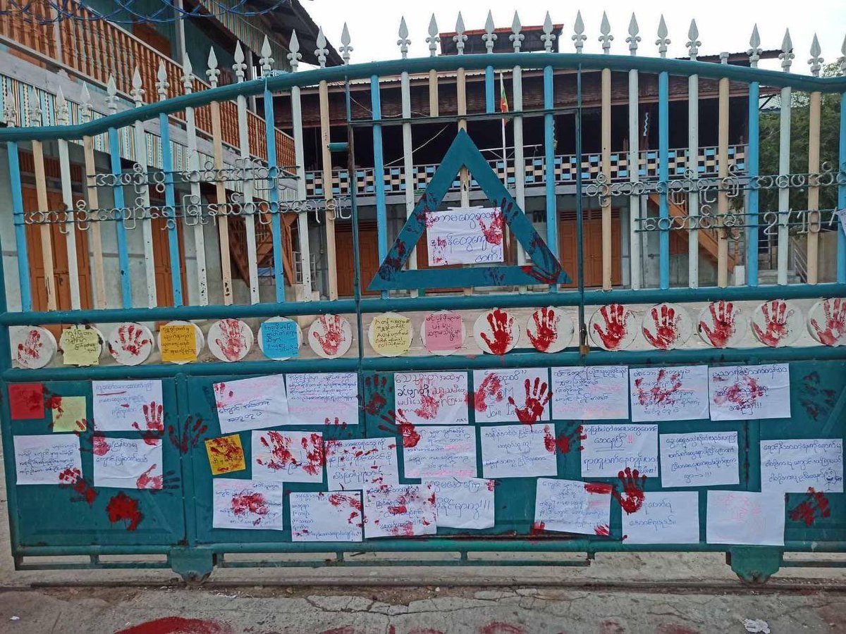 Ayemon73906473's tweet photo. Mandalay: Blood Paint Anti-SAC Education Protest by residents from Maha Aungmye on May6. Rejecting the inferior educational system under military regime and condemning teachers who are in agreement with thugs. #WhatsHappeningInMyanm‌ar  #May6Coup  https://t.co/OKCtrqcRBT