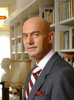 OverveenAI's tweet image. Vandaag is &apos;t dus 19 jaar geleden dat Pim Fortuyn werd vermoord op &apos;t mediapark in Hilversum. Ik vind &apos;t echt verscrikkelijk dat Pim werd vermoord door links, dan had ik nu in een veel fijner land gewoond. Het is nu een hel van polarisatie en deugkneuzen. 
#pimfortuyn #fortuyn