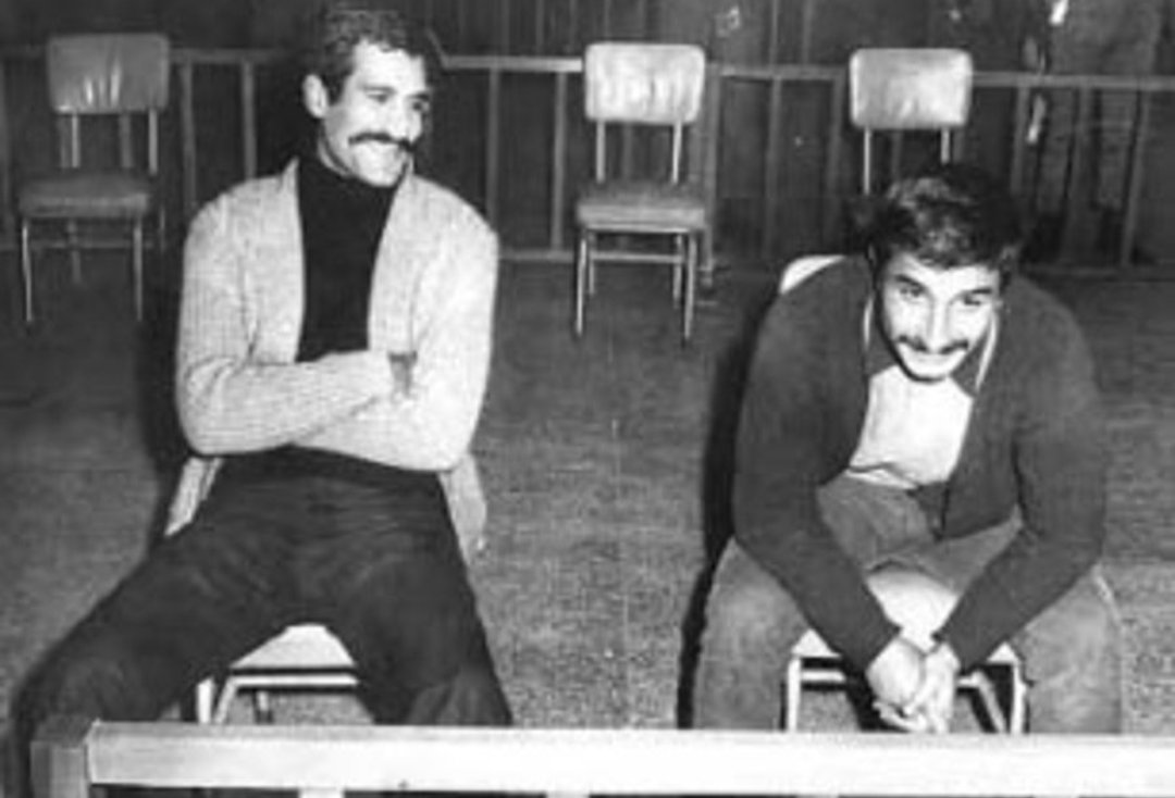 "Parkamı, botlarımı çıkarmayacağım
Ölüm gömleğini giydirecekler,
giymeyeceğim.Traş olmayacağım.Bir sigara yakacağım, üstüne demli bir çay içeceğim.
Urganı kendim boynuma geçireceğim.Sonra dönüp beni seyredenlere seslenecegim.Ölen bedenimdir, düşüncem yaşayacak"
diyeceğim.