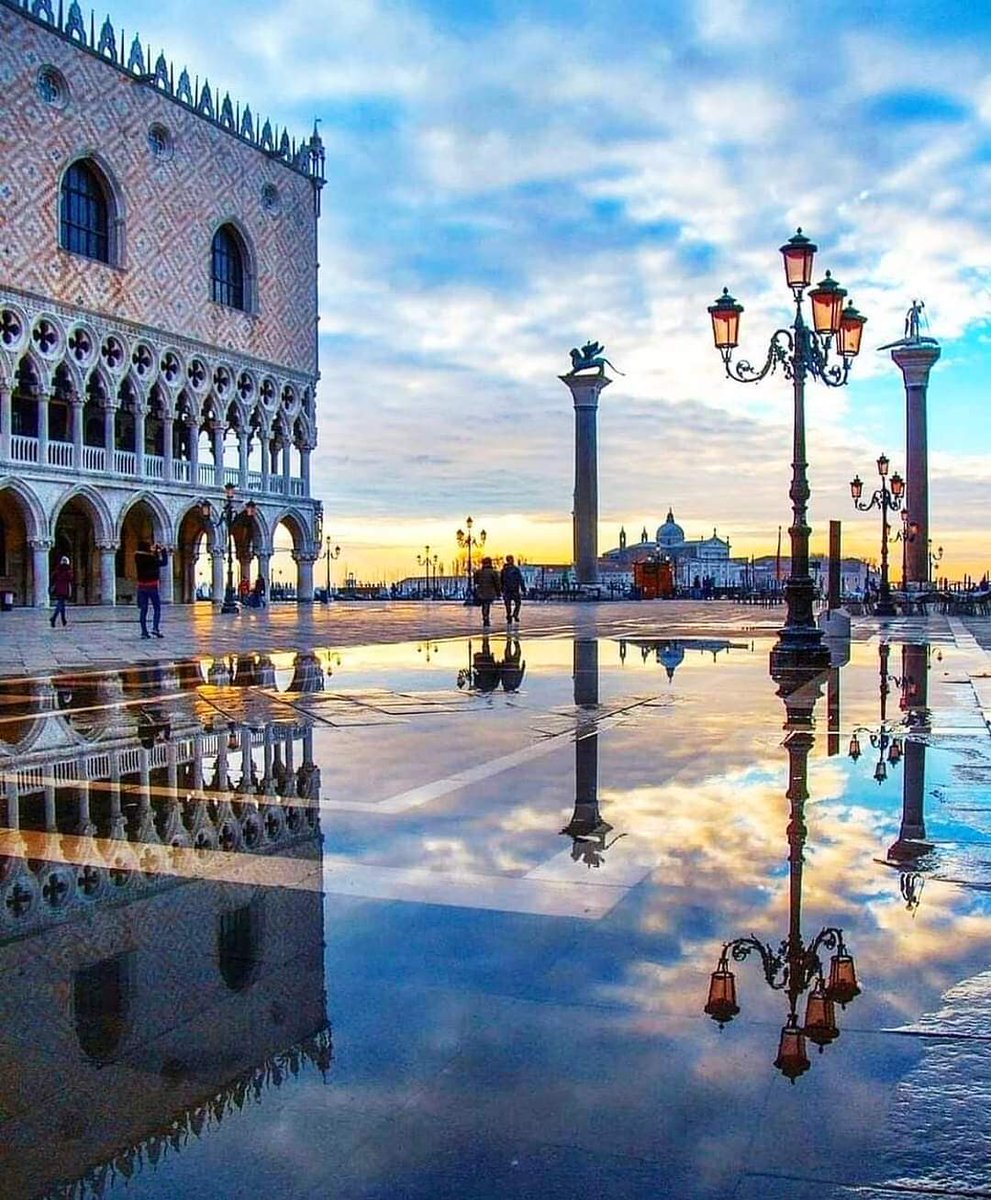 🇮🇹 Basilica di San Marco, Venezia, Veneto
📷 Gergana Handzhieva 

#basilicadisanmarco #venezia #venice #veneto #basilica #reflection #cathedral #square #sunrise #alba #goodmorning #buongiorno #beautifulday #beautiful #instagood #photooftheday #travel #travelplace #italyintheheart