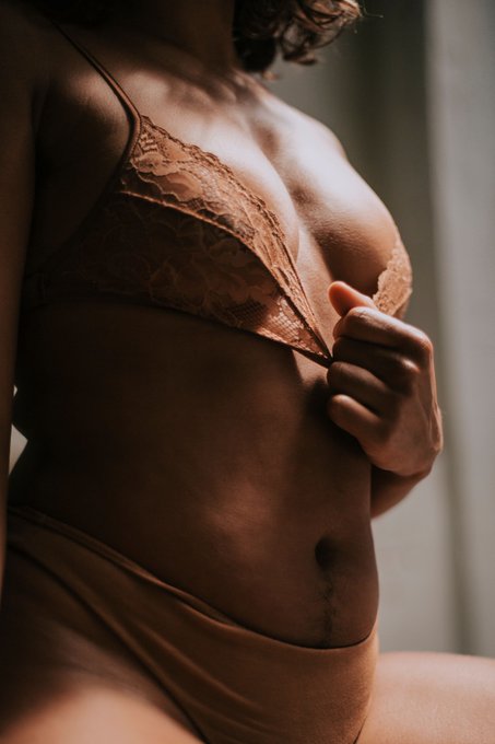 Watch Rubi Valentine's leaked NSFW photo on TwXstars