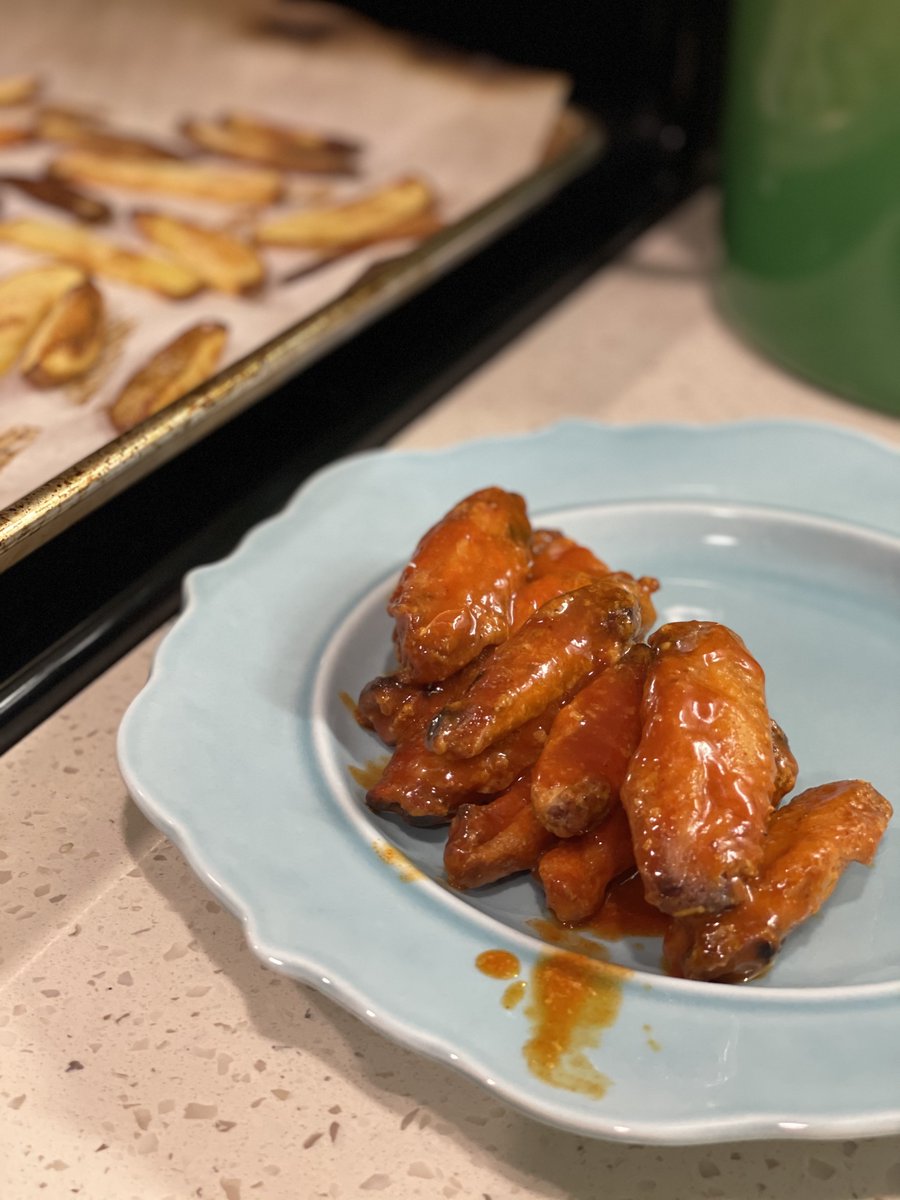 Healthier Buffalo WingsNo oil, no air fryer.Oven at 425°. Line a baking sheet w/ foil. Wire rack on top. Toss 1lb wings in:• 1 T baking powder• 1/2 t garlic powder• 1/2 t saltRoast on rack for 45 min, flipping wings halfway. Toss in Frank's Red Hot + melted butter.