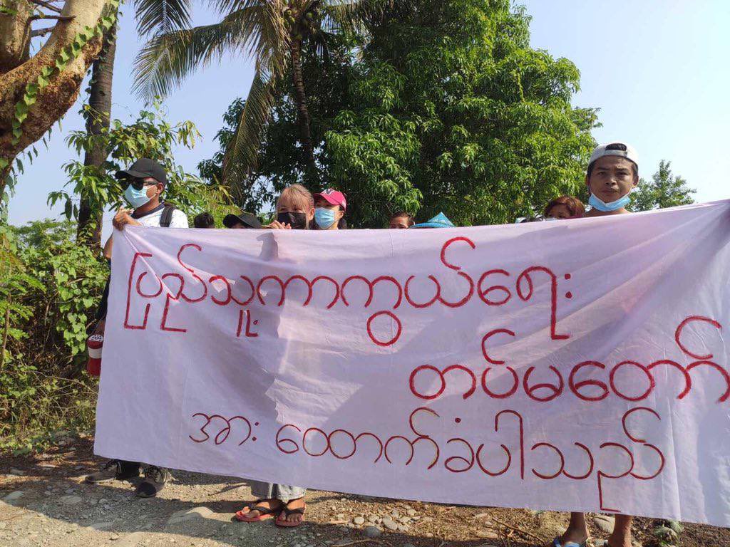 EiPont22's tweet photo. Kalay civilians marched through the city and show support to “People Defense Force” formed by @NUGMyanmar. #WhatsHappeningInMyanmar  #May6Coup  #OpposeSlaveryEducation https://t.co/Ev3wFTDYFy