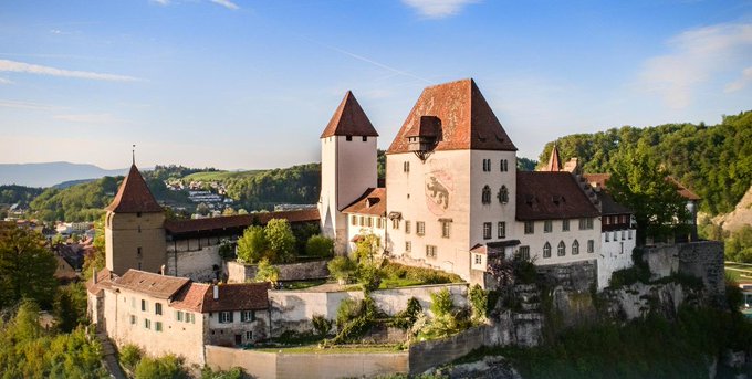 Schweizweit einmalig! Auf #SchlossBurgdorf können Sie staunen, speisen, schlafen & feiern dank der einzigartigen Verbindung von Museum, Restaurant & #Jugendherberge! Eine der bedeutendsten Burganlagen der Schweiz! @madeinbern #SchweizerSchlösser bit.ly/3du5xZs