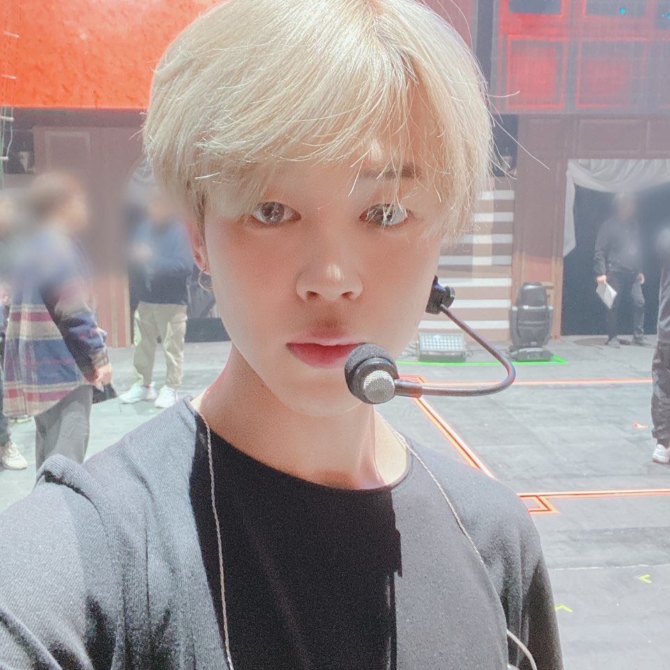 jiminiluvya's tweet photo. 𝙙𝙖𝙮 𝟭𝟮𝟱
hoy fue muy feo también el día, mi país cada vez peor, tal vez mañana o pasado mañana me mude y subieron los clips concept de jimin, hobi, y tete, están tan bonito los extraño https://t.co/T5ggVCjoQ1