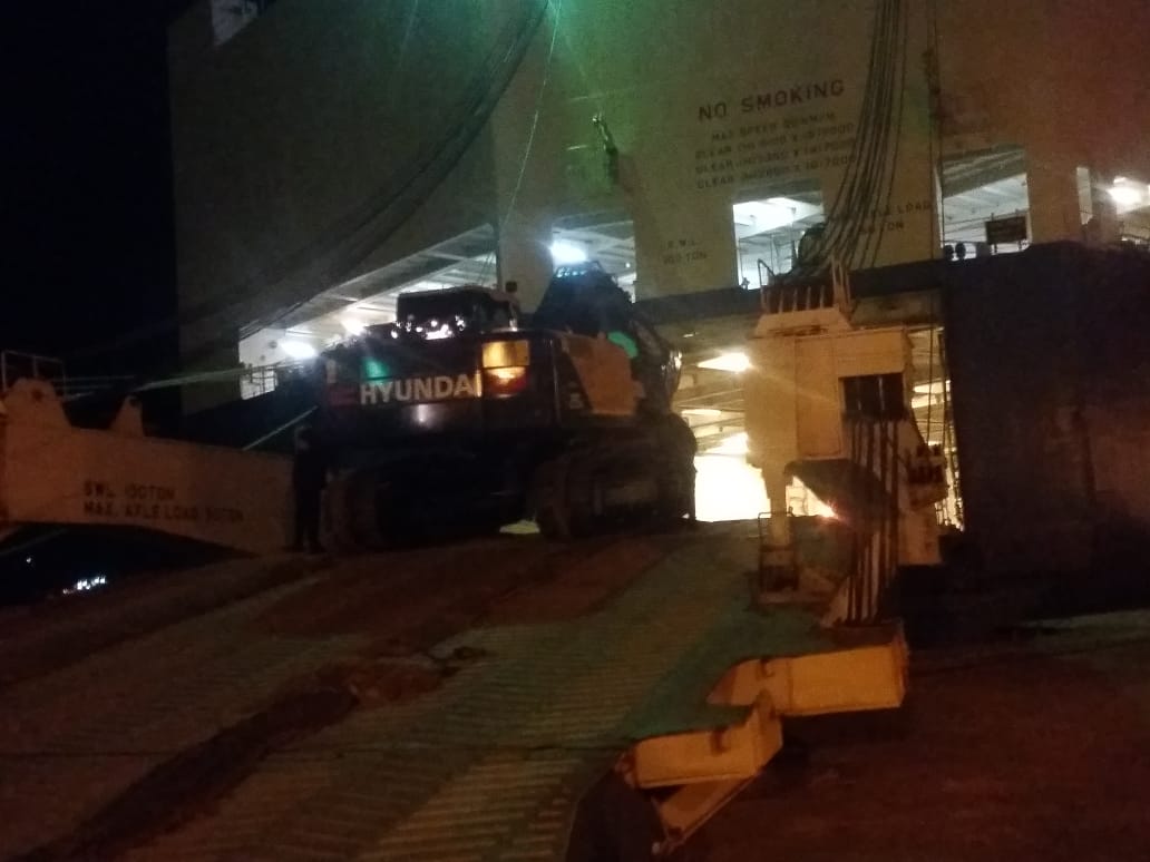 TransworldTweet's tweet photo. Transworld Logistics Ltd, the #agency, #project, #broking & #chartering arm of Transworld Group in #India, recently successfully loaded the set of 6 excavators on #RoRoVessel from #Mumbai for #Africa.
#TransworldGroup #TransworldLogistics #BreakBulkSpecialist #ProjectCargo https://t.co/hFuRqPFafc