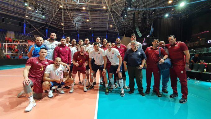 Selección Nacional de Voleibol lleva a cabo ruta de entrenamiento para enaltecer a Venezuela en Juegos Olímpicos Tokio

#ProtejamosLaVida  

vtv.gob.ve/seleccion-naci…
