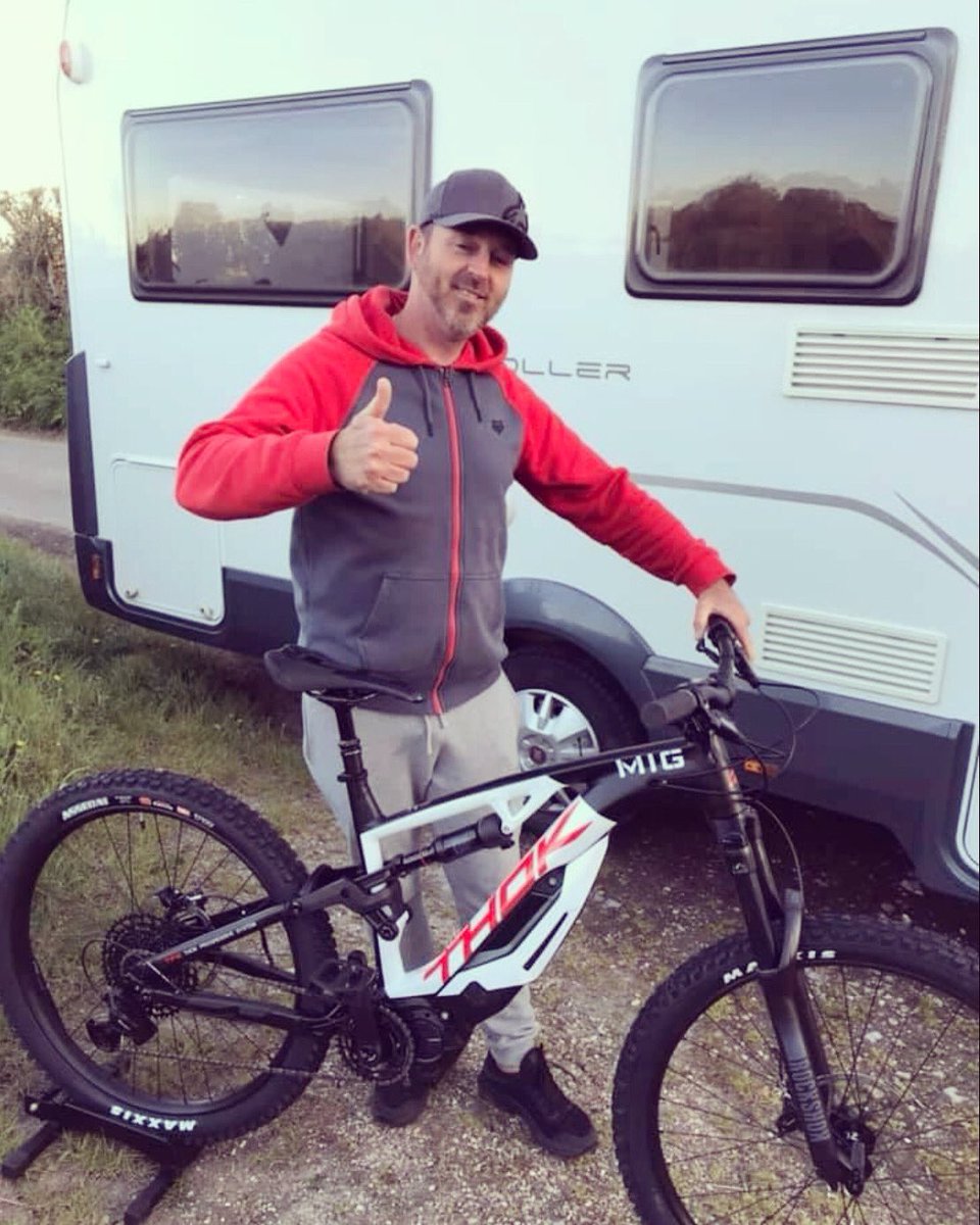SupermarketBike's tweet photo. Another happy #THOKer who took delivery of his new THOK MIG 2.0!

Delivered to #Bournemouth and a well a stop over at a country park that night!

Lottie the Rottie was even part of the #delivery team!

#bike #ebike #bikeride #streetbike #thok #ebikeadventures #electricbike #green https://t.co/zJat903BLe
