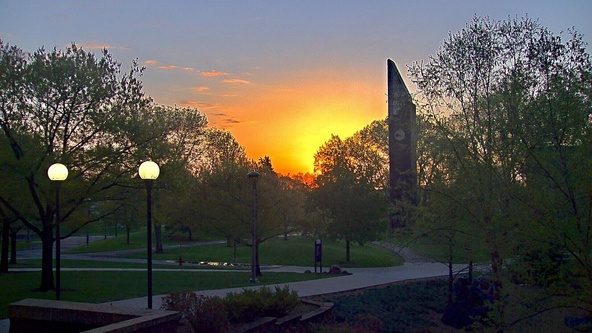 RT @mark_tarello: WOW! Sunrise seen this morning from Minnesota State University, Mankato. #Sunrise #MNwx https://t.co/2GDIlTJqCE