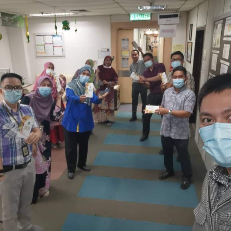 SarimahBtAhmad2's tweet photo. My ex boss zaman dedulu akan beri duit raya. My boss yg baru bersara hadiah kurma dan rajin belanja makan.
.
Legasi diteruskan utk my team. Sesi duit raya๐
#smalltoken
#teamworkmakesthedreamwork
#moodrayapkp https://t.co/vWAhSGi1Is