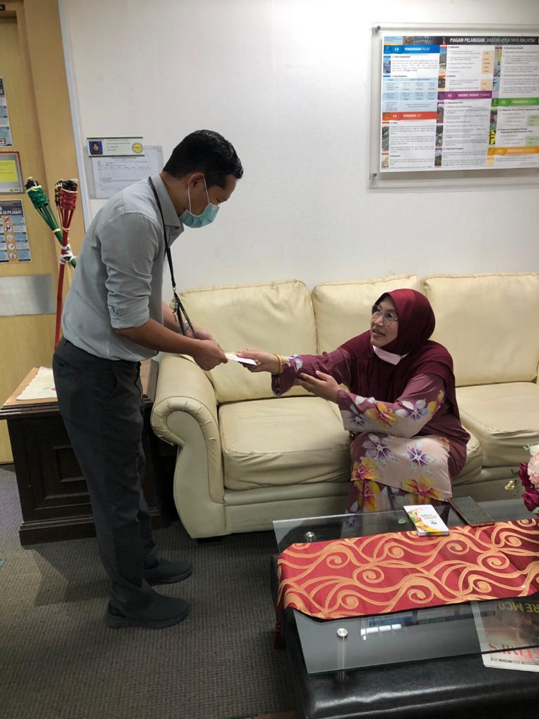 SarimahBtAhmad2's tweet photo. My ex boss zaman dedulu akan beri duit raya. My boss yg baru bersara hadiah kurma dan rajin belanja makan.
.
Legasi diteruskan utk my team. Sesi duit raya๐
#smalltoken
#teamworkmakesthedreamwork
#moodrayapkp https://t.co/vWAhSGi1Is