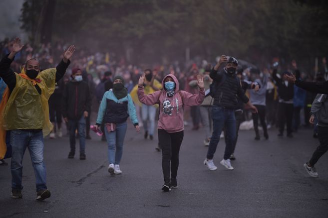elespectador's tweet photo. #ParoNacional6M El inconformismo no cesa y las marchas tampoco. Para hoy, 6 de mayo, las personas están convocando a marchas, plantones, velatones y hasta cursos de primeros auxilios para manifestantes.

📌Siga aquí lo que ocurre en las diferentes ciudades del país. https://t.co/MI7UHEcOO0