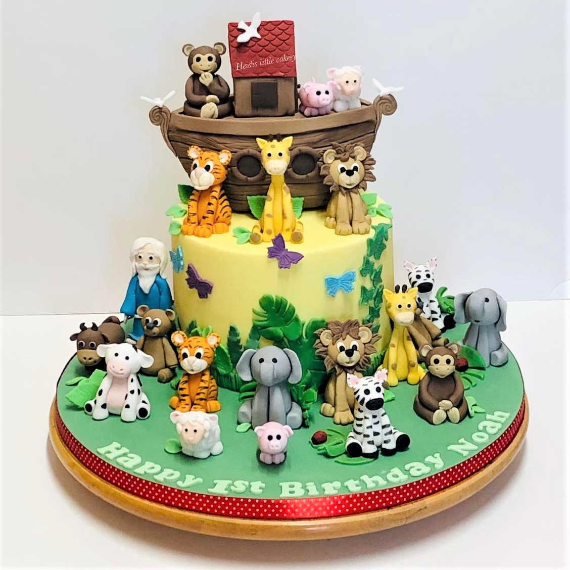 Nifty new products - Micro Shape Cutters from a tinsy 2mm up to 10mm. Compatible with each other to create so many different things; eyes for many sizes of models, leaves, feet etc. Link to website on profile 🙂 #edibleeyes #crafts #cake #cakedecorating #sbs #womeninbiz