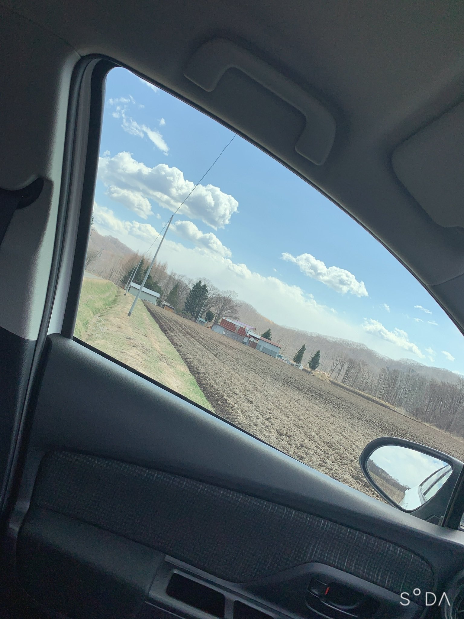 カガミキ この1年間で車運転するの好きになりすぎて 意味もなく運転したい から高速道路のパーキングエリア最終目的地とかに設定してドライブしたい 大事なのは高速道路 道順とかなんも考えずにひたすら一本道運転 できるの楽しいよね 車のあの狭い空間も