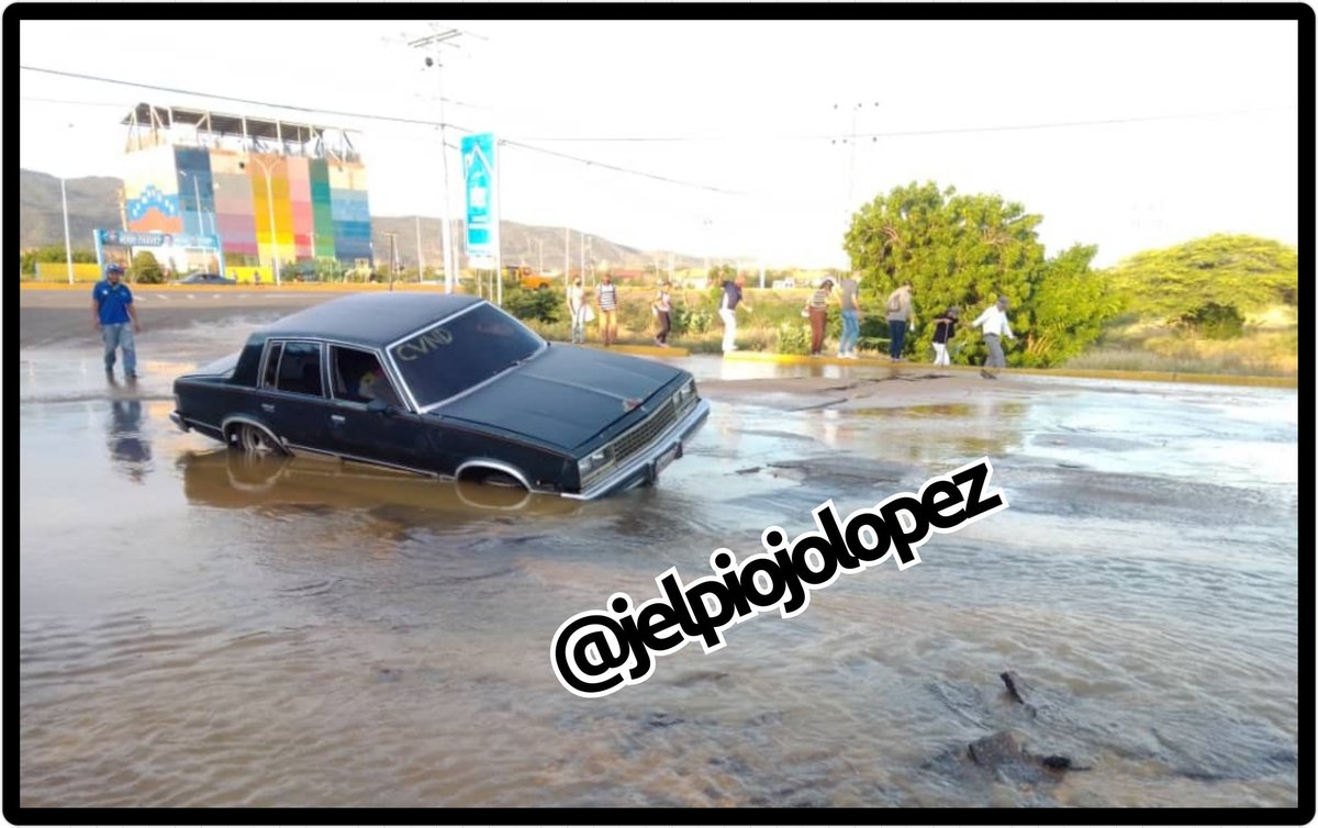 elpiojolopez's tweet photo. Pendiente conductores. En la Av. Chema Saher con Olga Camacho (Sucre) #Coro, colapsa tubo matriz de aguas blancas. La avería produjo el levantamiento del asfalto (TRONERA). https://t.co/UkYNOO4lrO