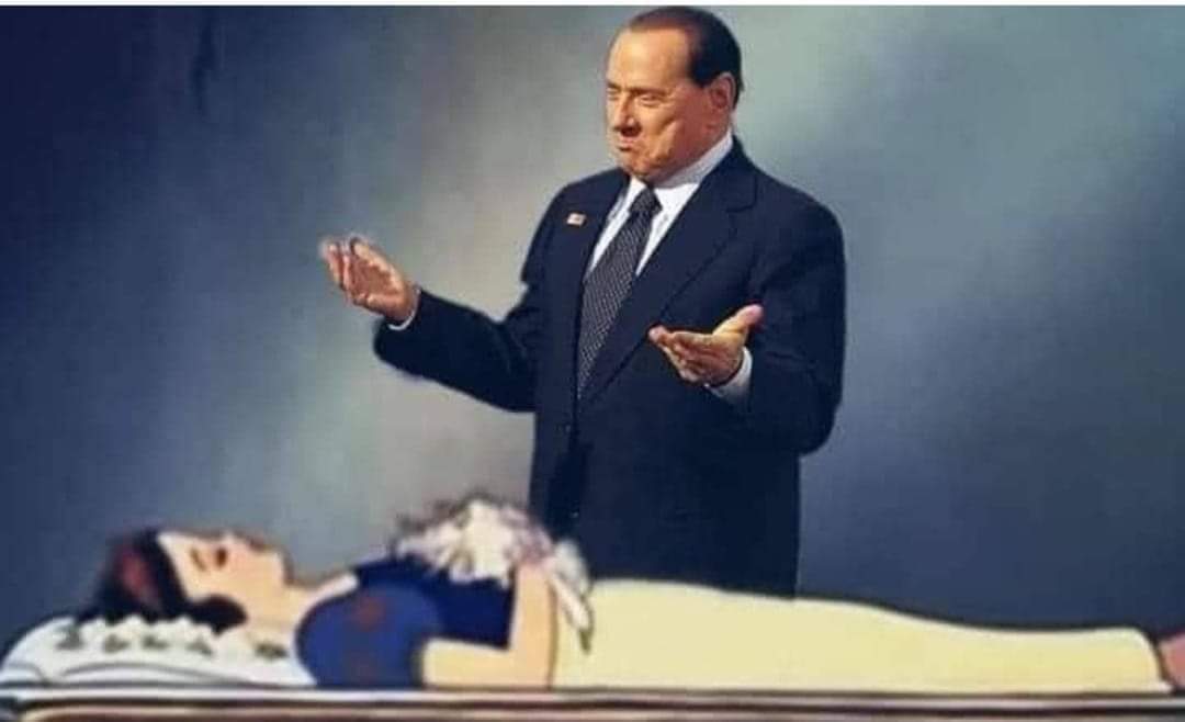 friend73m's tweet photo. @lefrasidiosho Comunque questa è la migliore 😂
#Biancaneve #politicallycorrect #Berlusconi #unmito https://t.co/IWp8o6pP1e