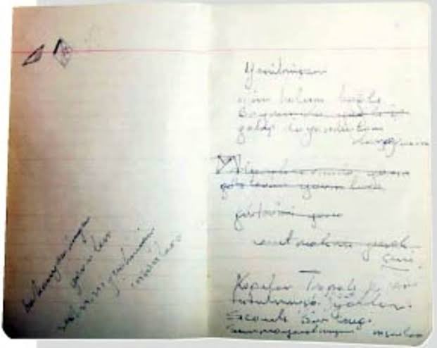 Literaturr's tweet photo. “Elim kolum bağlı
Boynumda yağlı ip
Gelip dayanmışsam
darağacına
Dudaklarımda yarın
Gözlerim yarınlarda 

Unutmak mı gerek seni
Kapılar kapalı
Tutulmuşsa gece
kapkara yollar
Sıcacık bir sevgi
sunmayacak mıyım
insanlara?
Bakmayacak mıyım yarınlara
Seslenmeyecek miyim
insanlara?” https://t.co/k3XI7FwjHv