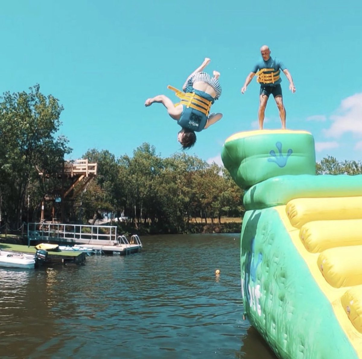 idweekend's tweet photo. Laissez-vous tenter par un moment de pure folie grâce à Waterworld. Profitez dans un cadre idyllique, du plus grand parc aquatique. Essayez-vous sur des trampolines, murs d’escalade, et toboggans, tout ceci sur le Lac de #LaGraudade. Saurez-vous atteindre le sommet de l'iceberg ? https://t.co/V9UFzFJDCh