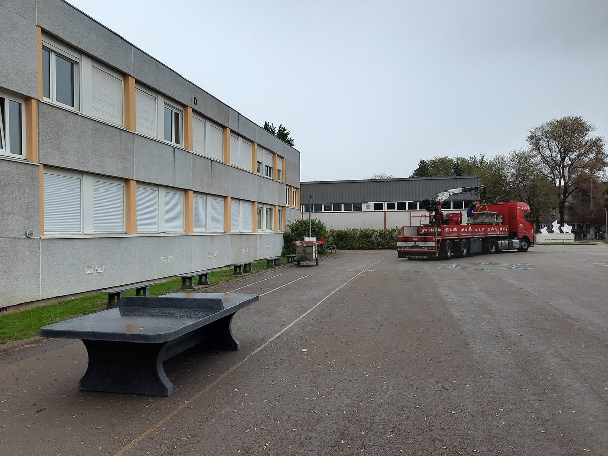 Surprise matinale au collège Le Parc : la 1ère phase d'aménagement de la cour ! Le jeu de dame et le tennis de table sont installés 🤩👍