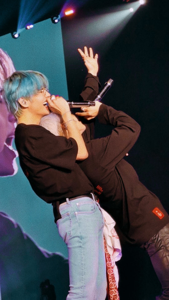 vmin concert pictures without crop — a wholesome thread