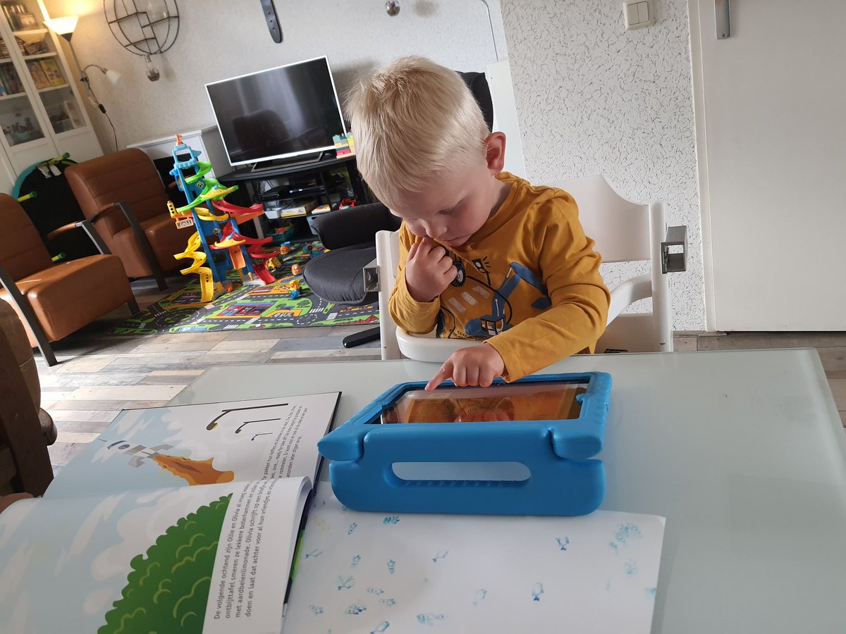 Ik kreeg deze leuke foto toegestuurd! Ook genieten van het prentenboek van Ollie en Olivia en leerzame spelletjes spelen in de app? Dat kan! 

Bekijk het boek of de app via: linktr.ee/OllieenOlivia

#onderwijs #linkinbio #book #teacher #lezen #leren #app