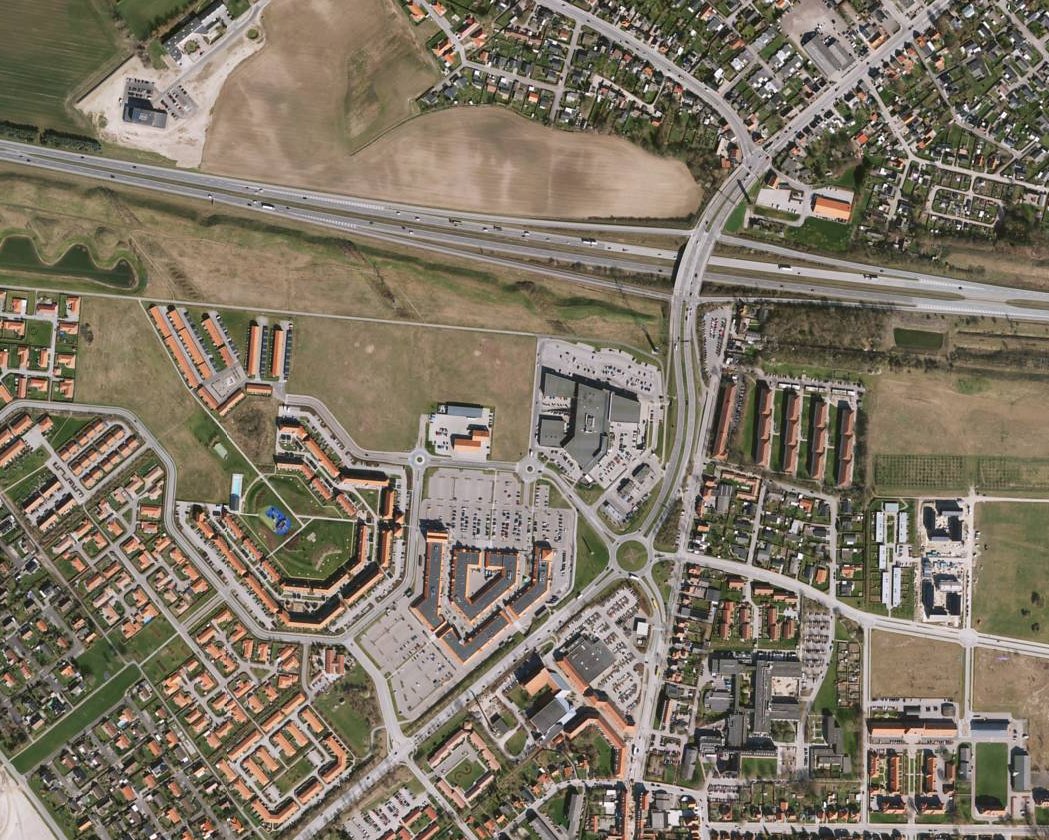 A lot are talking about Mini-Hollands - the idea of density, 🚶‍♂️🚲-centric urban development.
But where is your local Mini-USA (well, it's mega by nature) outside the US, that has changed local shopping structure to a 🚗-centric one?
This is Ringsted 🇩🇰 (pop. ~23,000) ...