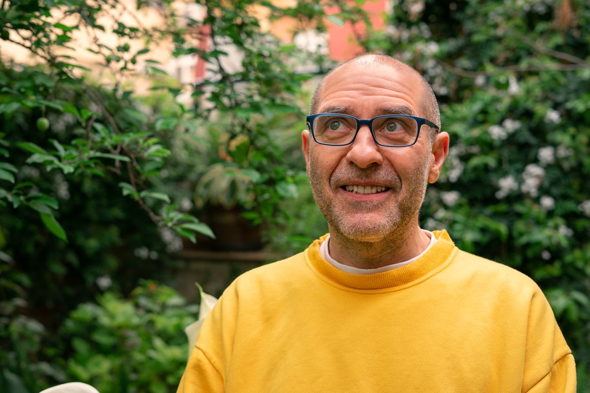 Sergiu Nista, estudiant del @GrauCIC_UB de la @FilComUB, entrevista Xavier Montoliu, traductor literari i pont entre les cultures catalana i romanesa, que acaba de coeditar, a @PublicacionsUAB, 'El prodigi de les lletres'. A la newsletter d'Edicions UB! 📰ja.cat/voClF