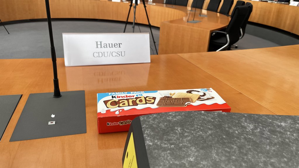 MatthiasHauer's tweet photo. #Wirecard? #KinderCards!
Keine Sorge, ich teile die Familienpackung mit den Kollegen und Mitarbeitern. 😉 https://t.co/aj9Xq5IvJ7