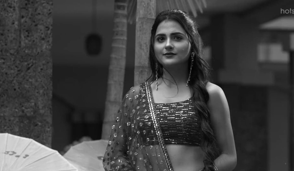 Wants to detach herself from d love dat promised to give her wings but instead caged her soul from withinShe stains d dress,covers it in mud.doesn't want it to retain its beauty.She had reveled in that dress & felt beautiful.SHE had felt beautiful.+ #ShauryaAurAnokhiKiKahani