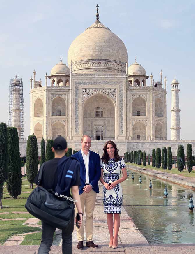 Baekhyun in front of Taj Mahal. He met Prince William and his wife and decided to disrupt their picture