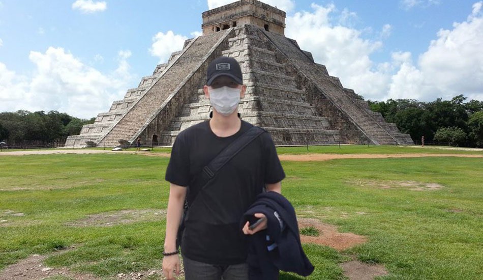 Baekhyun visiting Chichén Itzá