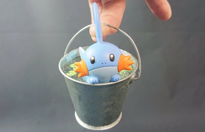 ミズゴロウ 完成 製作期間は3日 セッカチストの本領発揮 さすがに雑 ダイソーで可愛いミニバケツを発見 手に取った瞬間イメージがわいて 早く見たい って急いで造りました 草花は樹脂粘土 作業机の脇を定