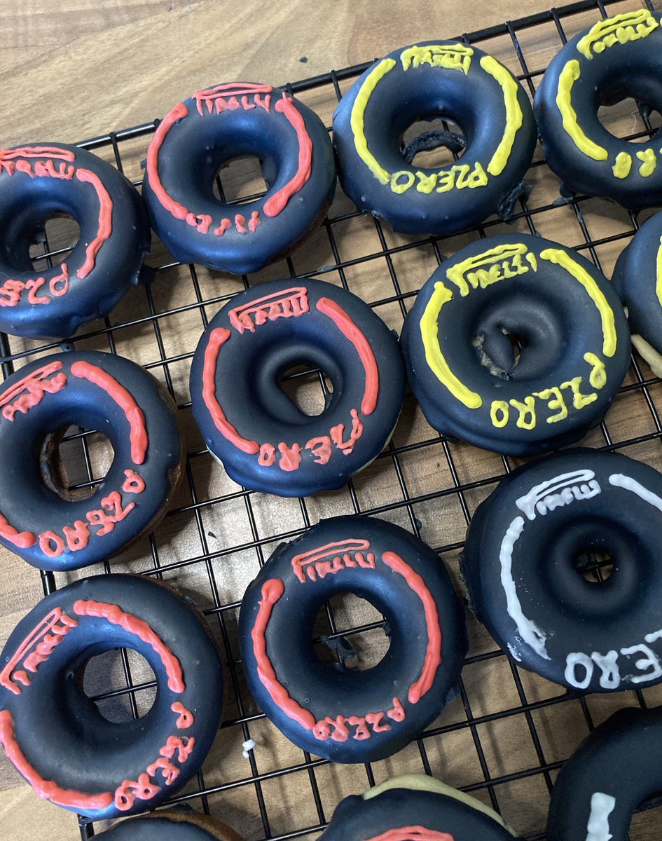 i made @pirelli tyre donuts!! 

obviously they’re not all perfect but they were fun to make & i’m proud of them!! 

i hope u all like them :’)