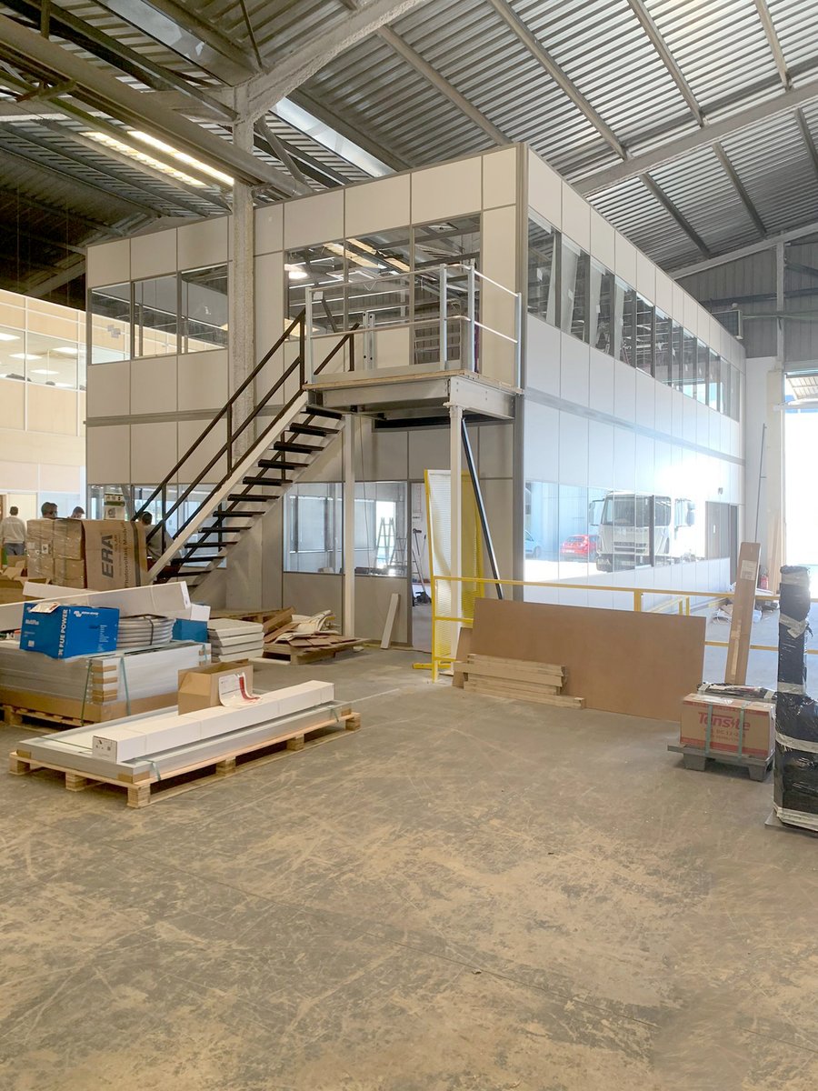 OfivalWorkspace's tweet image. Nuestro equipo 👷 se encuentra finalizando una nueva instalación del sistema E80 de SP Systems. La mampara superior está construida sobre una estructura prefabricada desmontable en la Sede Central de nuestro cliente Autosolar Energy Solutions.
#ofival #spsystems #mampara