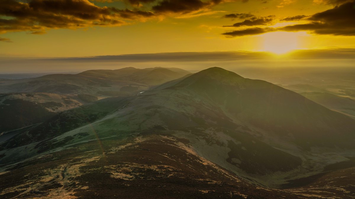 Always fascinated by the speed at which the colour of the light changes at sunrise. These 4 aerial photos taken in the Pentland Hills in #Edinburgh inspired my latest video '5 reasons why you should experience sunrise or sunset':

youtu.be/SlsO_ePvOog
