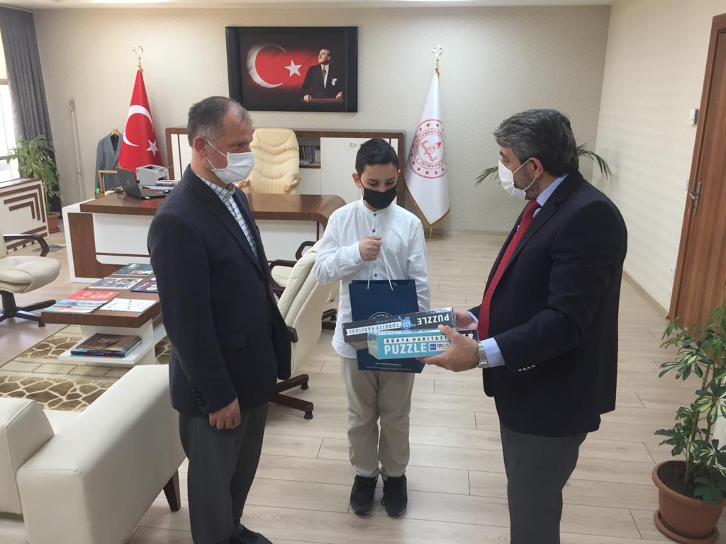 İlk Hafızımız Hayırlı Olsun!. 2019-2020 Eğitim-Öğretim yılında hizmete açılan, “Örgün Eğitimle Birlikte Hafızlık Projesi”nin yürütüldüğü okulumuz  Fuat Sezgin AİHL'de on beş ayda hafızlığını tamamlayan öğrencimiz Can Eren ÇAKIR'ı ve emeği geçen herkesi tebrik ederiz.